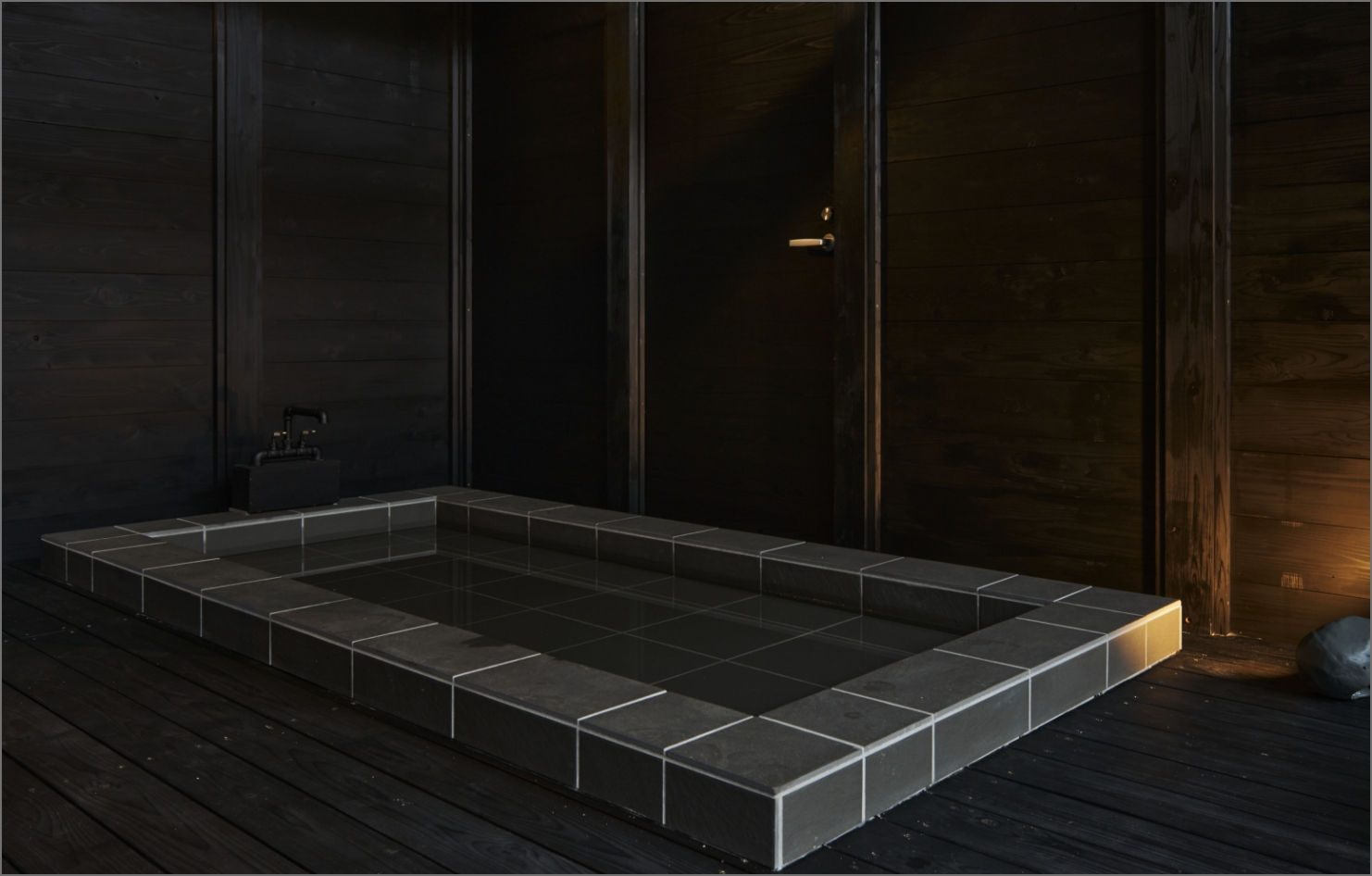 静かな湯音に包まれる癒しの寝湯