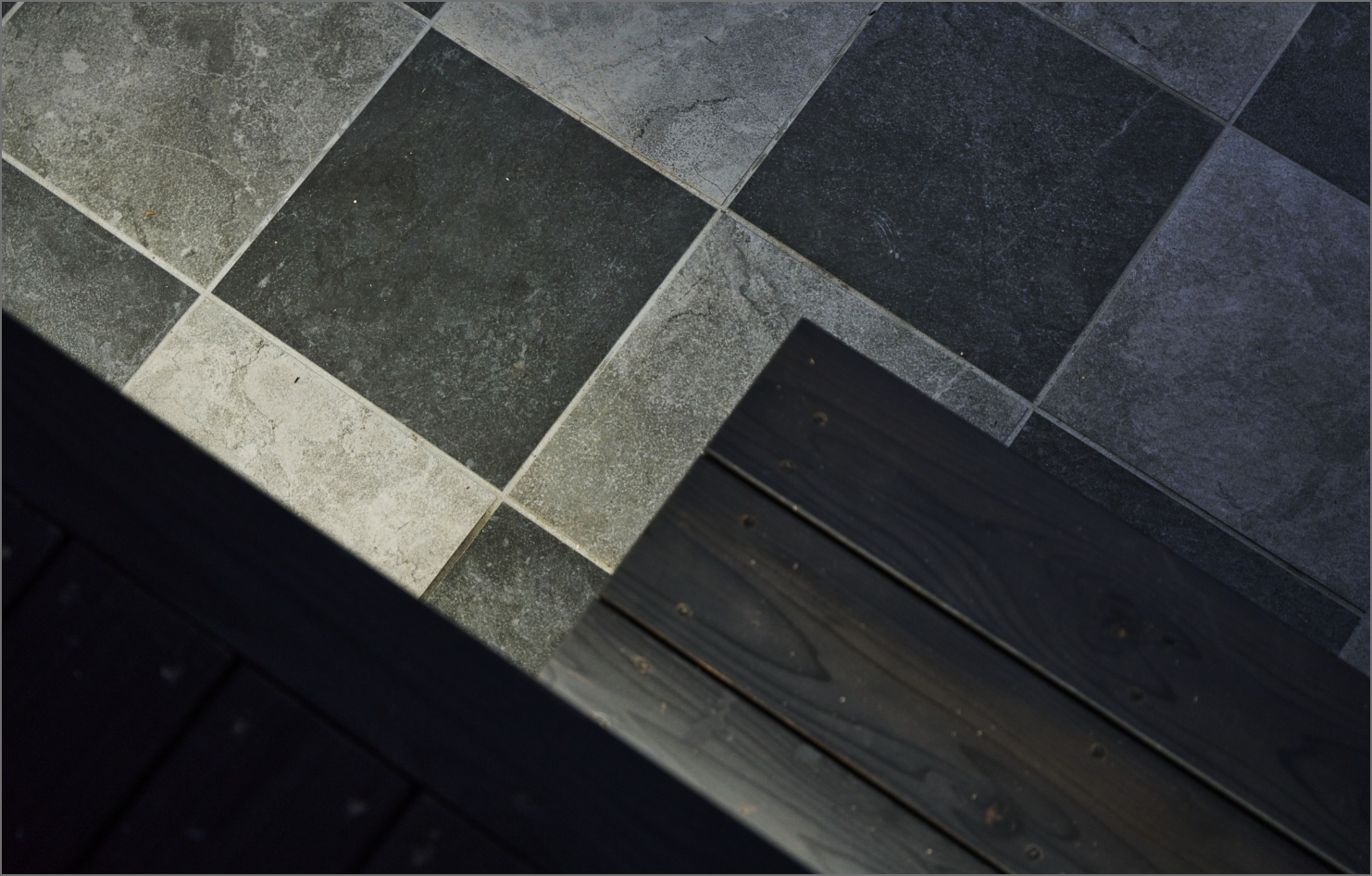 ストーンタイルが演出する重厚な質感