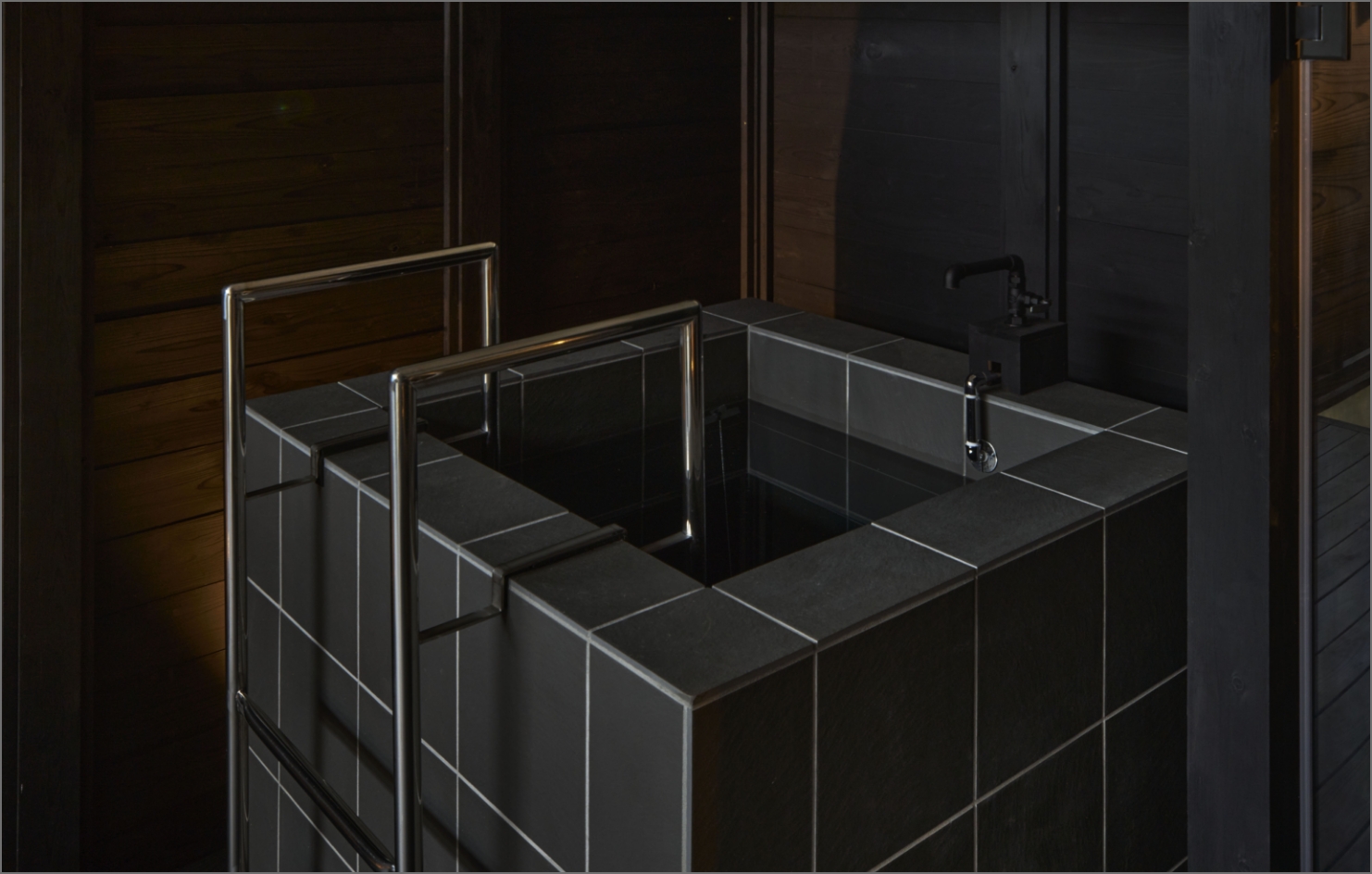 コンクリート立ち水風呂のクールな刺激