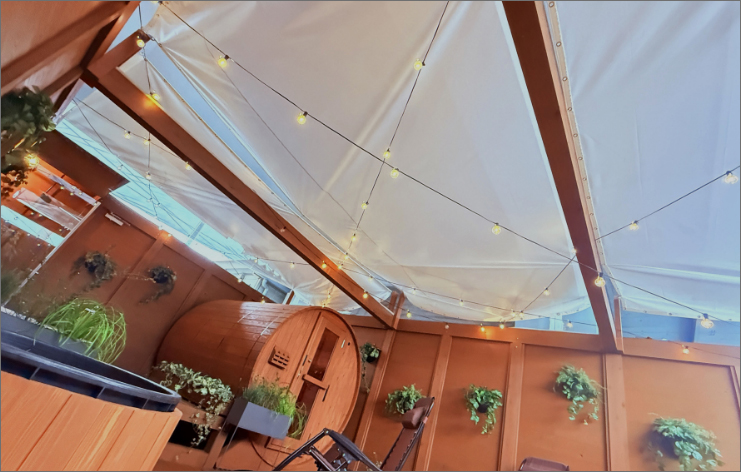 タープ天井がもたらす開放感