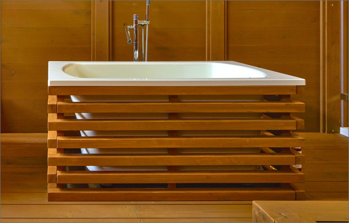 木格子に囲まれた水風呂